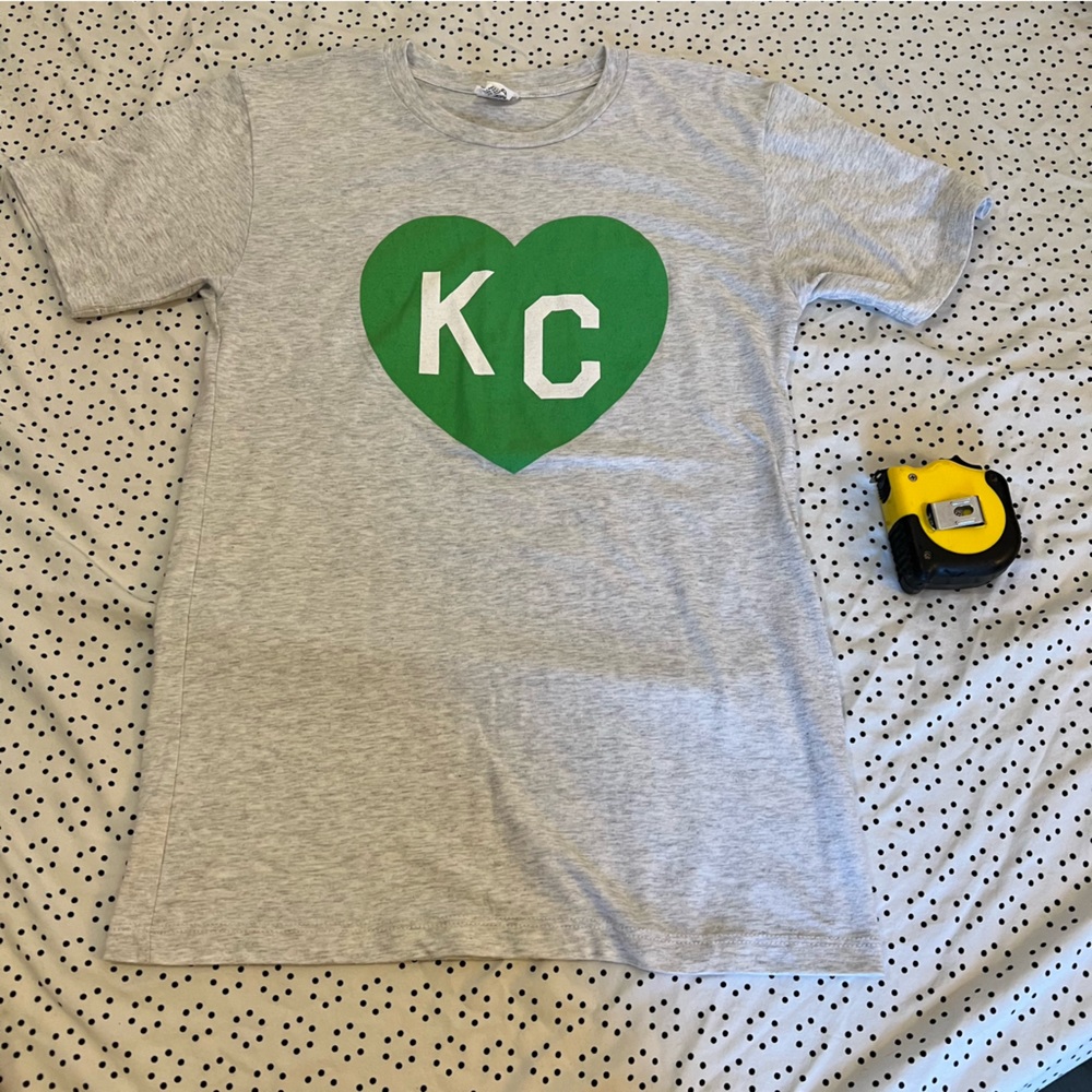 Light Grey Charlie Hustle Green Heart KC Tee unisex small